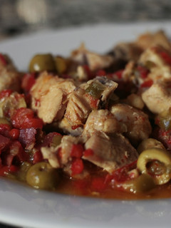 Una foto de Pollo en salsa con aceitunas verdes y jamón