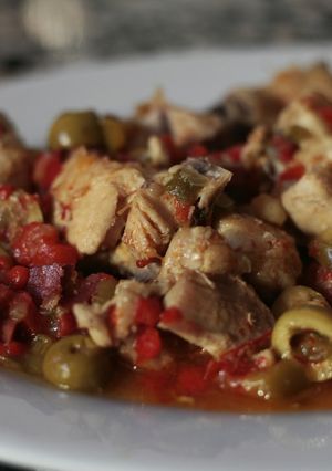 Una foto de Pollo en salsa con aceitunas verdes y jamón