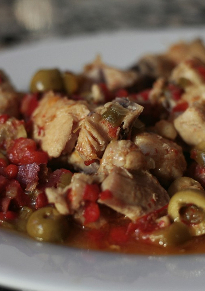 Una foto de Pollo en salsa con aceitunas verdes y jamón