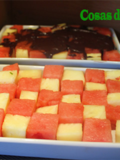 Una foto de Dados de sandía y piña con chocolate