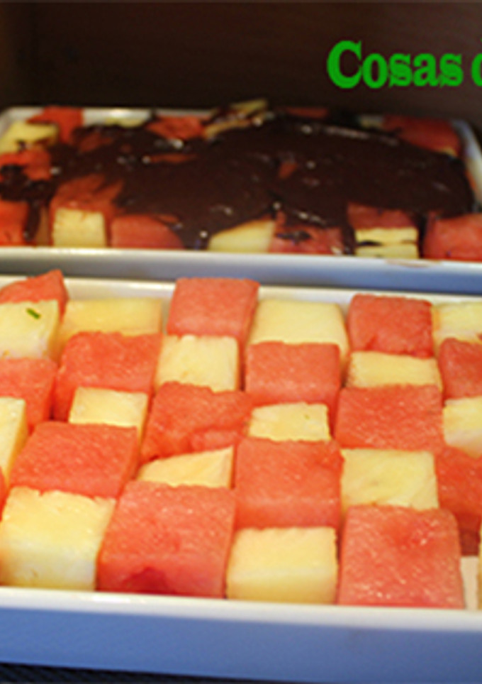 Una foto de Dados de sandía y piña con chocolate