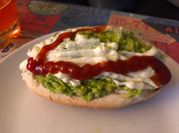 Una foto de pickles con mostaza