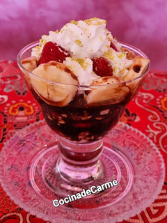 Una foto de Copa de frutas con queso, nata y salsa de chocolate