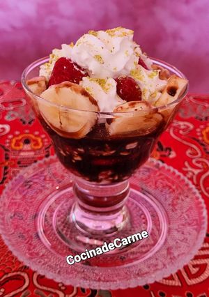 Foto principal de Copa de frutas con queso, nata y salsa de chocolate