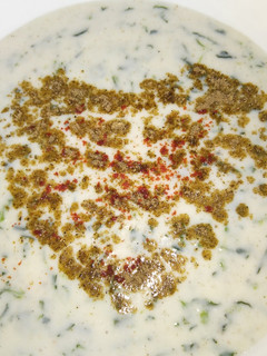 सर्दी का रायता : बथुआ रायता (Sardi ka raita : Bathua raita recipe in hindi) रेसिपी मुख्य फोटो