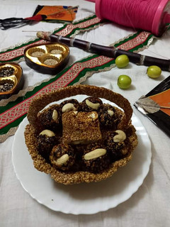 તલ કાજુ ચીકી (Til Kaju Chikki Recipe In Gujarati) રેસીપી મુખ્ય ફોટો
