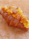Croissant casero relleno de piña caramelizada y crema quemada