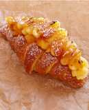 Croissant casero relleno de piña caramelizada y crema quemada