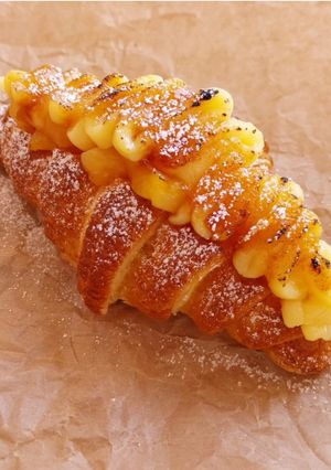 Una foto de Croissant casero relleno de piña caramelizada y crema quemada