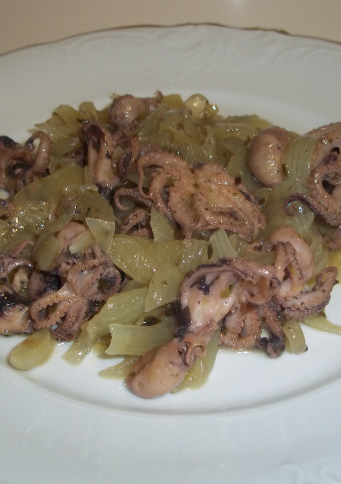 Una foto de Pulpitos con cebolla y orégano