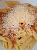 Pasta con salsa de tomate y trozos de tocineta 🤤