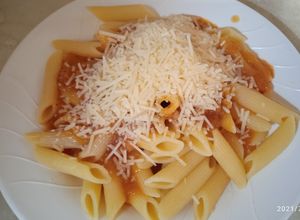 Una foto de Pasta con salsa de tomate y trozos de tocineta 🤤