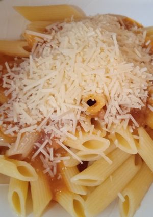 Una foto de Pasta con salsa de tomate y trozos de tocineta 🤤