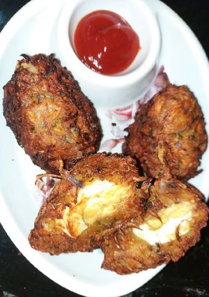 A picture of Egg Onion pakoda.