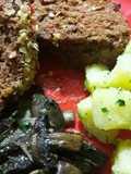 Pan de carne con papas a la provenzal y hongos al ajillo