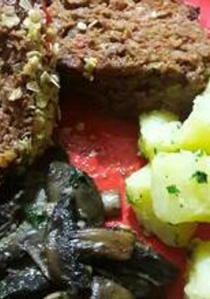Una foto de Pan de carne con papas a la provenzal y hongos al ajillo