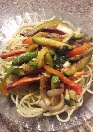 Una foto de Salteados de Verduras con fideos o arroz