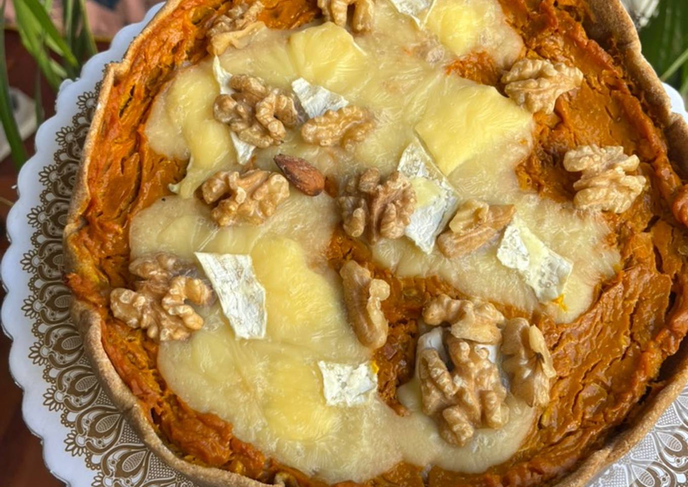 Tarta integral de calabaza brie y cebollas caramelizadas