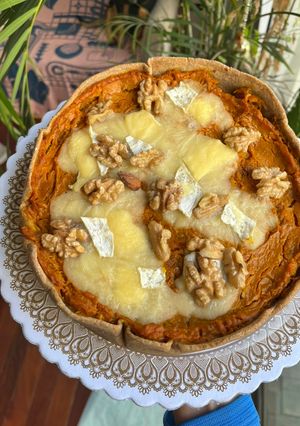 Una foto de Tarta integral de calabaza brie y cebollas caramelizadas