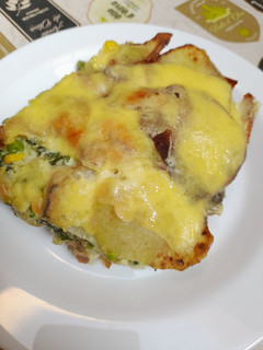 Una foto de Papas grilladas con verduras