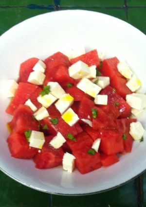 Una foto de Ensalada de sandía y queso