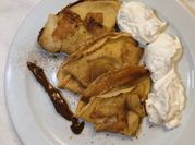 Una foto de crepes de manzana