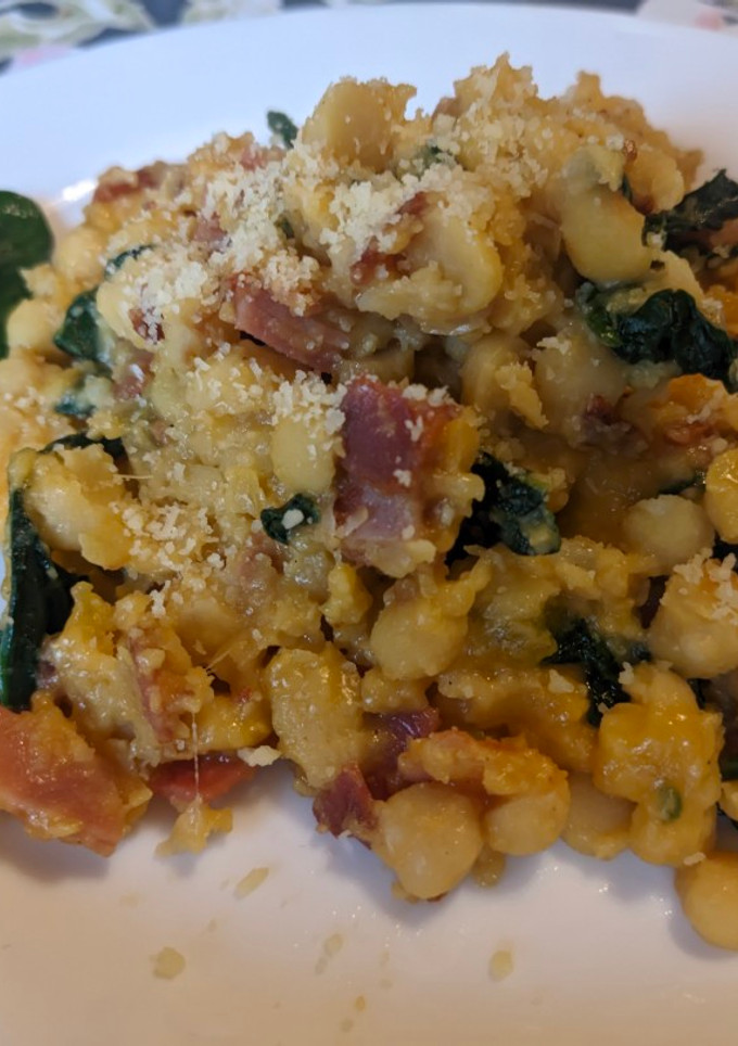Una foto de Garbanzos con espinacas a la carbonara