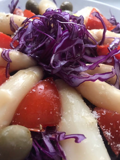 Una foto de Ensalada de col lombarda con espárragos, tomate 🍅 y aceitunas