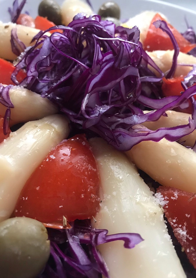 Una foto de Ensalada de col lombarda con espárragos, tomate 🍅 y aceitunas