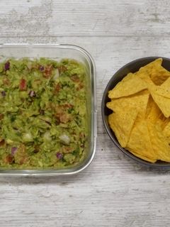 Una foto de Guacamole con pico de gallo