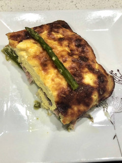 Una foto de Soufflé de queso con espárragos y jamón