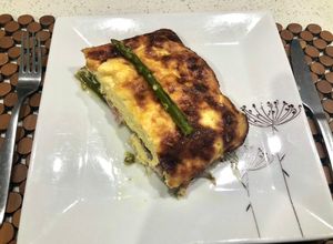 Una foto de Soufflé de queso con espárragos y jamón