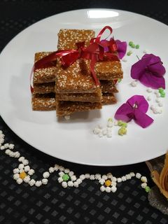 तीळ शेंगदाणा गजक (till shengdana gajak recipe in marathi) रेसिपी चे मुख्य फोटो