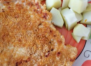 Una foto de Milanesa de pollo empanizada con corn flakes 🤤
