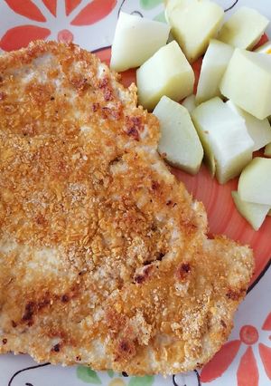 Una foto de Milanesa de pollo empanizada con corn flakes 🤤