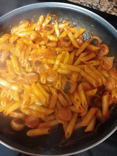 Una foto de Macarrones con salchichas frankfurt