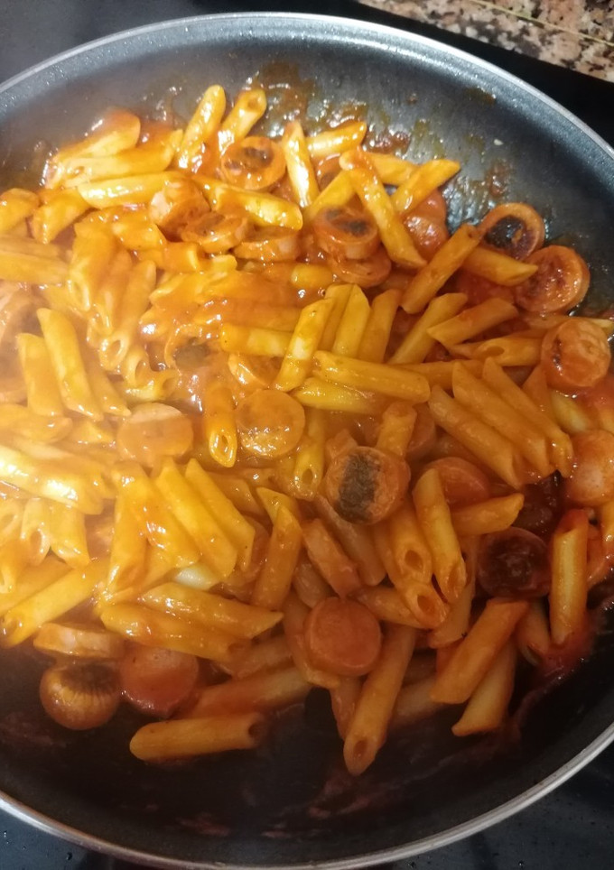 Una foto de Macarrones con salchichas frankfurt
