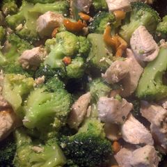 A picture of Broccoli Cashew Chicken.