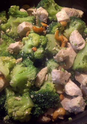 A picture of Broccoli Cashew Chicken.
