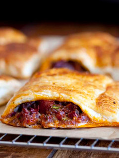 Una foto de Rollitos de chorizo picante