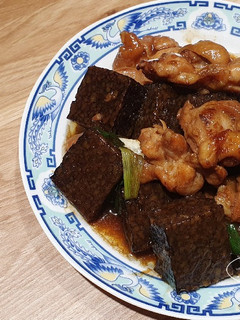 「雞腿燒米血」香氣濃厚下酒菜 的食譜成品照片