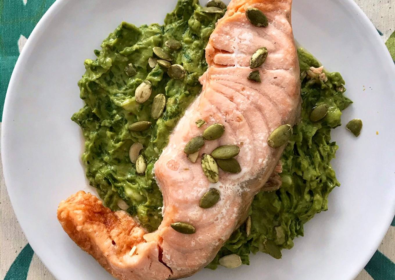 Salmón al vapor con pesto de aguacate