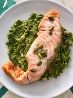 Una foto de Salmón al vapor con pesto de aguacate