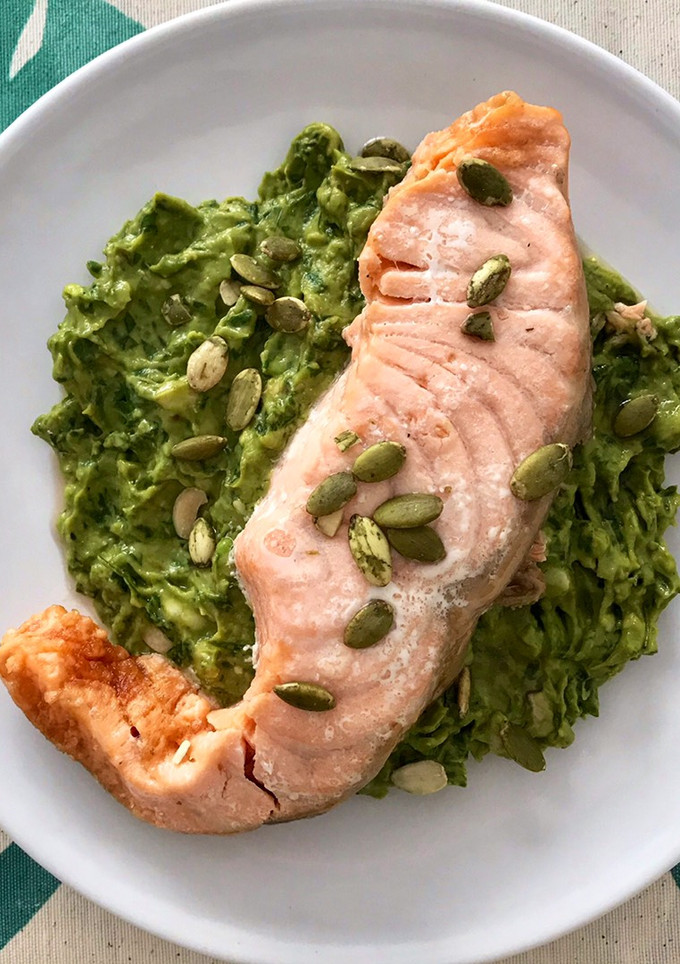 Una foto de Salmón al vapor con pesto de aguacate