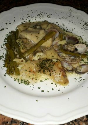 Una foto de Merluza en salsa con espárragos verdes y almejas