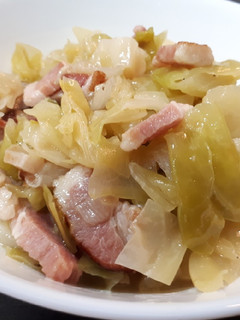 Una foto de Col con bacon ahumado