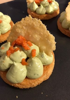 Une photo de Sablés parmesan et crème d’avocat
