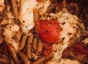 Una foto de Pasta con jitomate y mozzarella