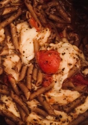 Una foto de Pasta con jitomate y mozzarella