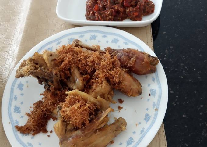 Ayam goreng lengkuas Dan sambal trasi